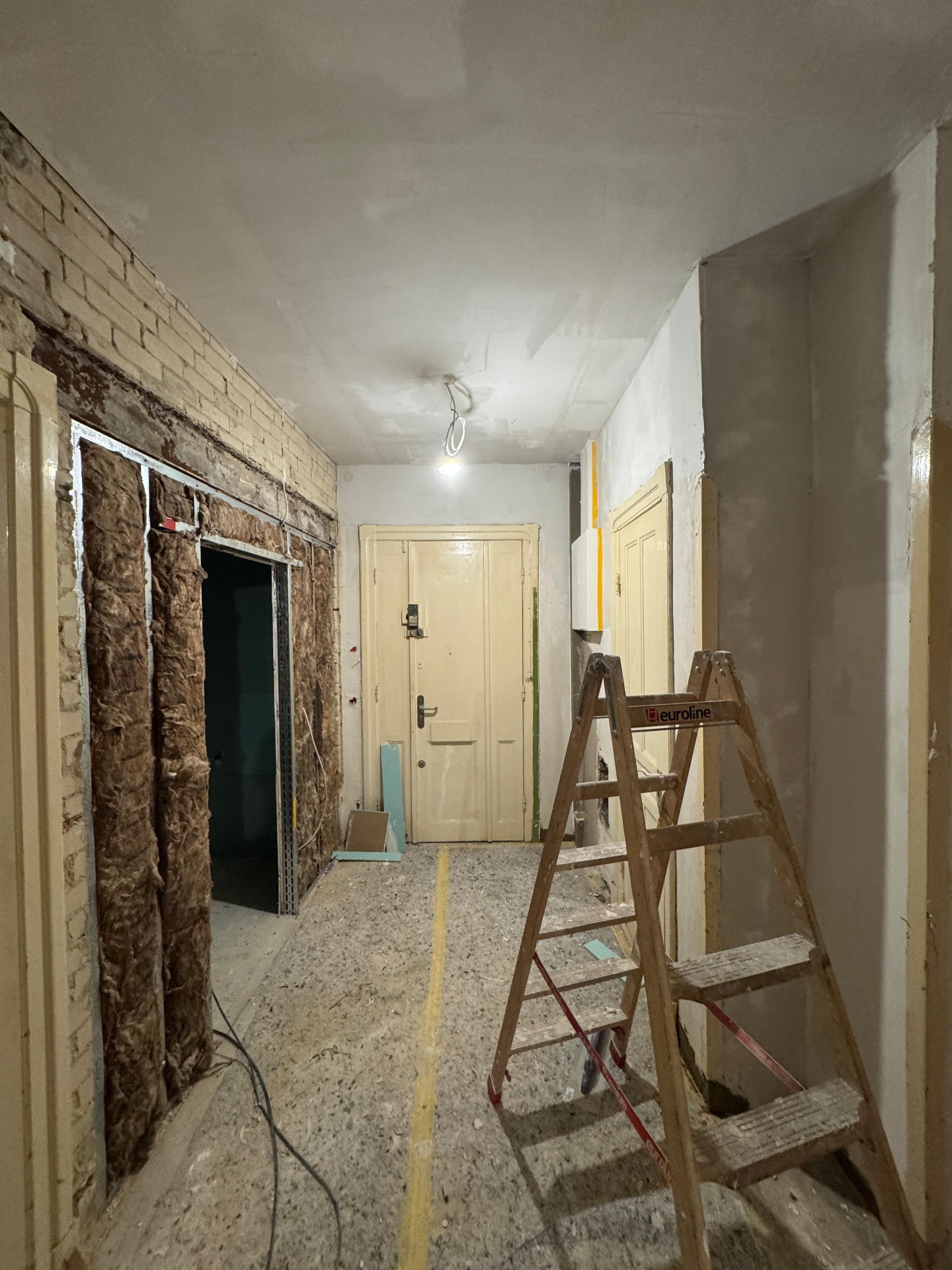 Flur mit freigelegter Dämmung während der Sanierung