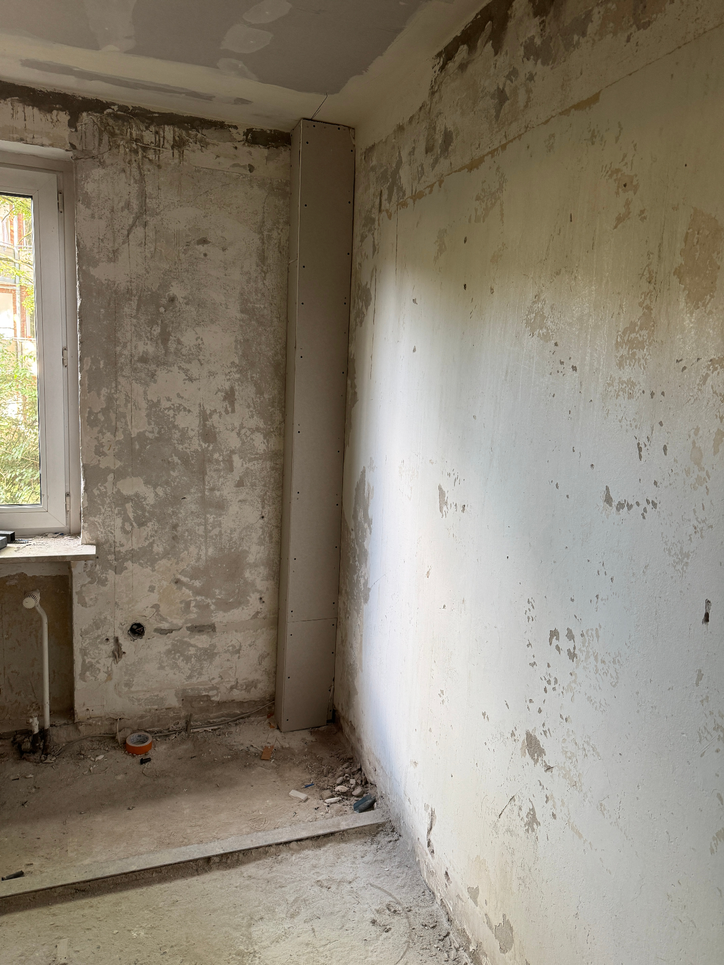 Ecke mit erster Gipskartonplatte über Ständerwerk vor dem Verspachteln