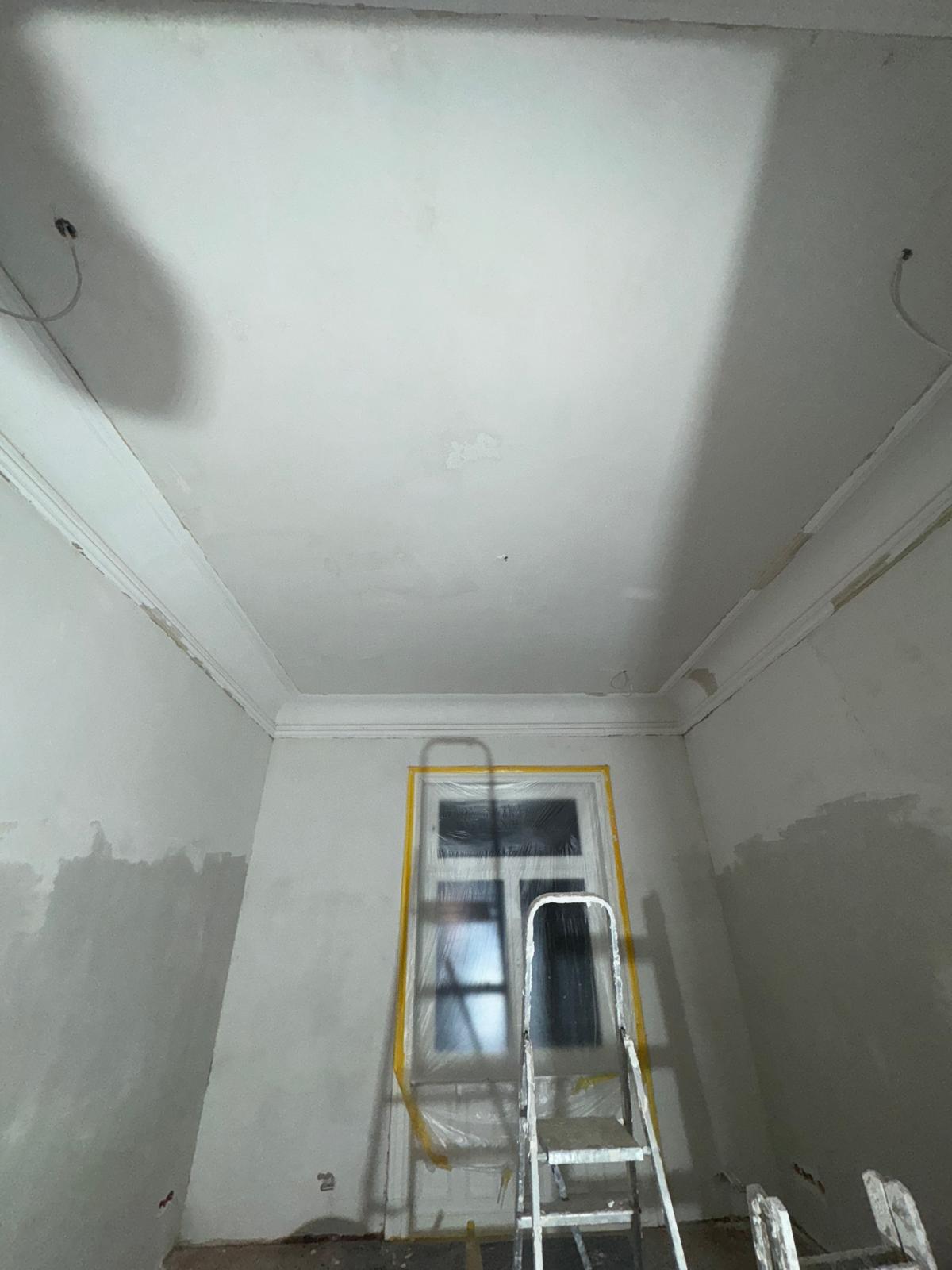 Frisch gespachtelte Decke mit Stuck im Altbau