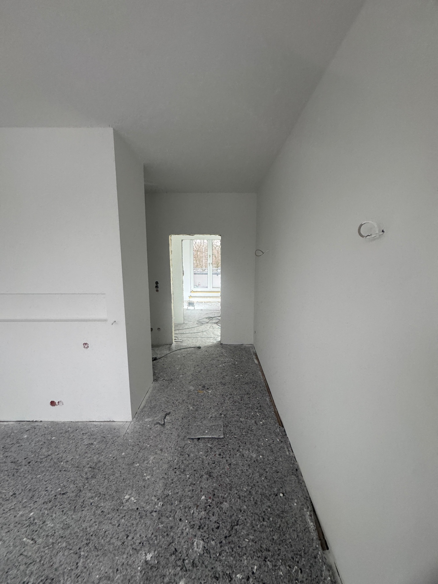 Fertig gespachtelter Flur mit weißen Wänden vor Bodenverlegung