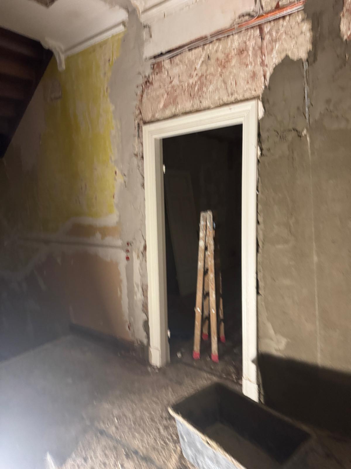 Neu gesetzte Türzarge im Altbau während der Sanierung